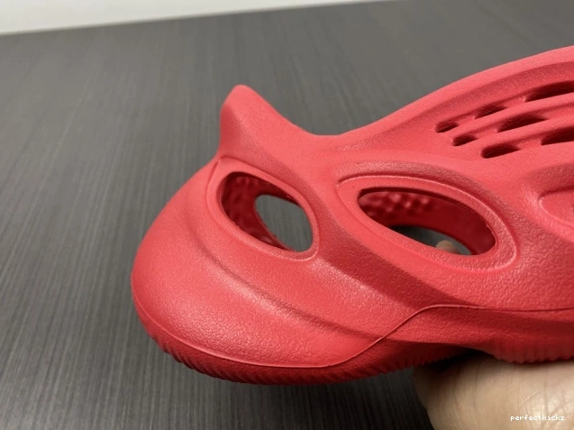 Yeezy Red Adidas Foam CW3355 0811
